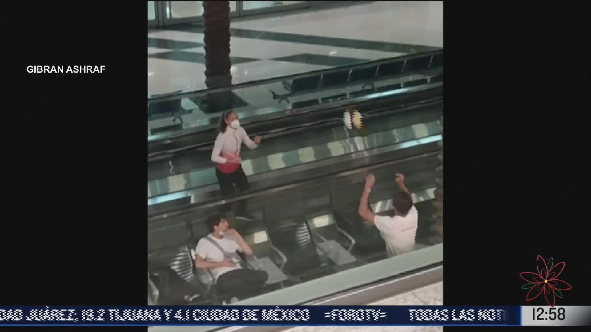 juego de voleibol se hace viral lo hacen en una banda transportadora de aeropuerto