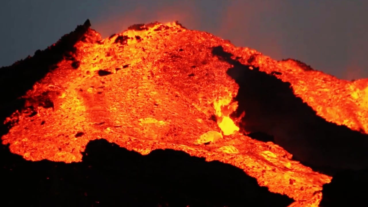 En el volcán de La Palma se forma un nuevo cono; la erupción continúa