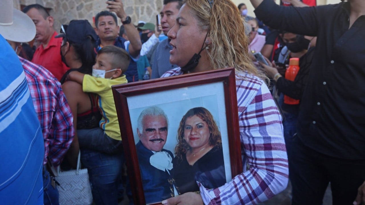 'Le está cantando a la Virgencita', mexicanos lloran la muerte de Vicente Fernández.