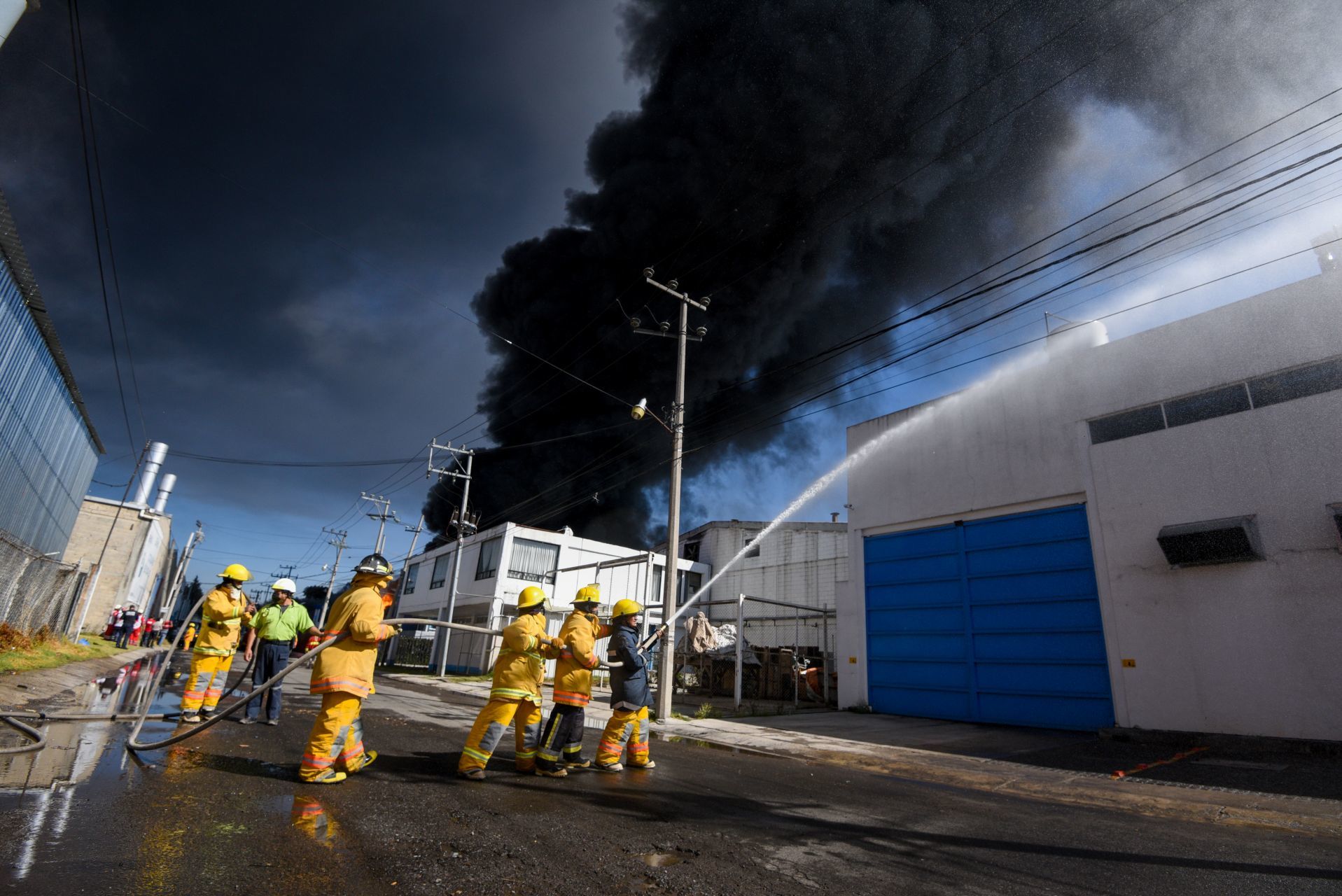 Cuerpos de emergencia tratan de controlar un incendio que se registró en una fábrica de solventes en la zona industrial de Lerma (Cuartoscuro)