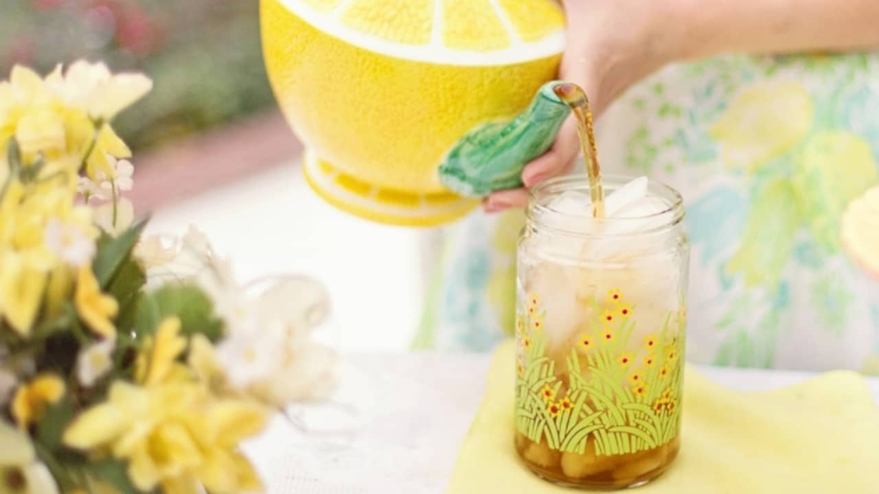 Una mujer sirve un vaso de limonada (Twitter: @hiddenspiritsco)