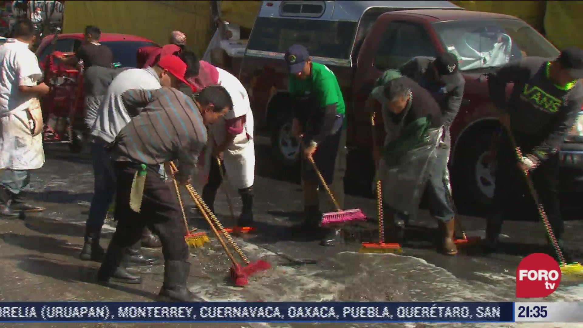 limpian calles alrededor de mercado de carnes en iztacalco