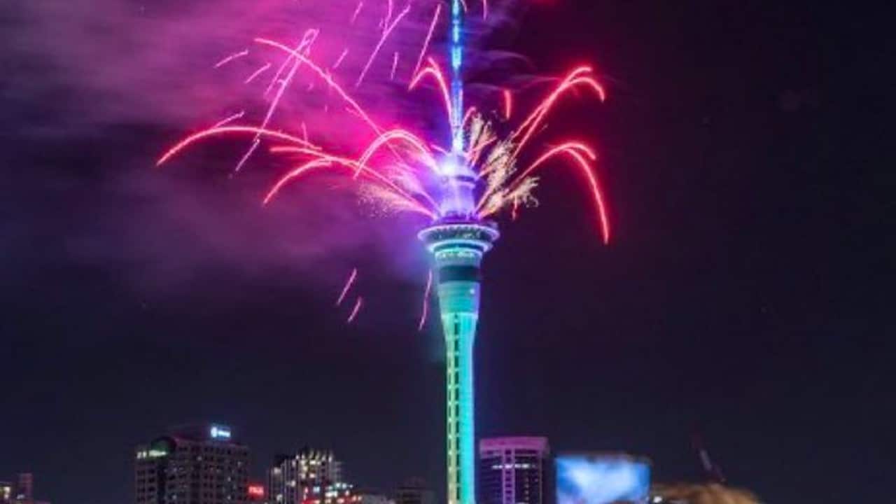 Llega 2022 a Nueva Zelanda en medio de fuegos artificiales