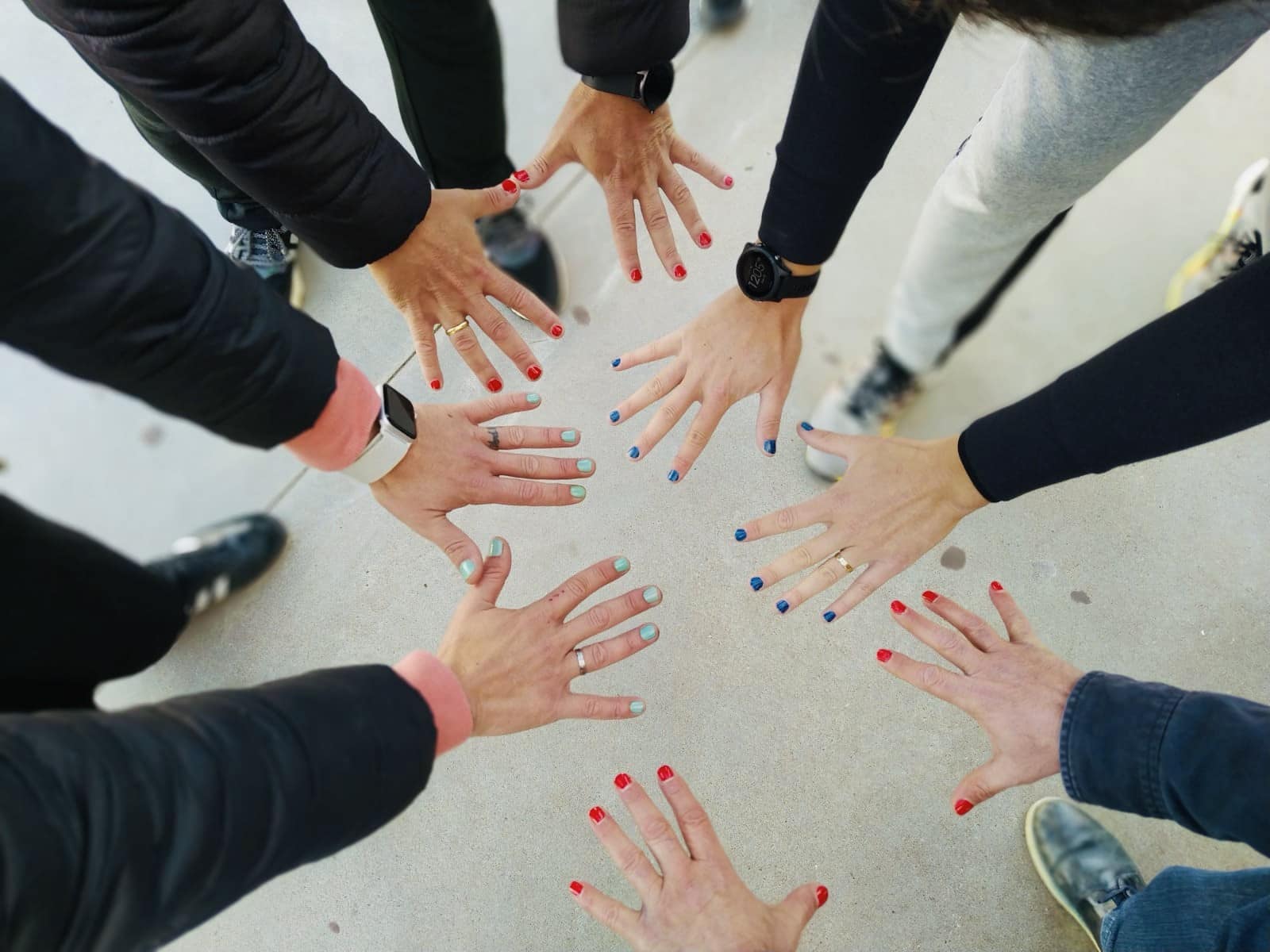 Maestros se pintan las uñas en apoyo a una alumna en España