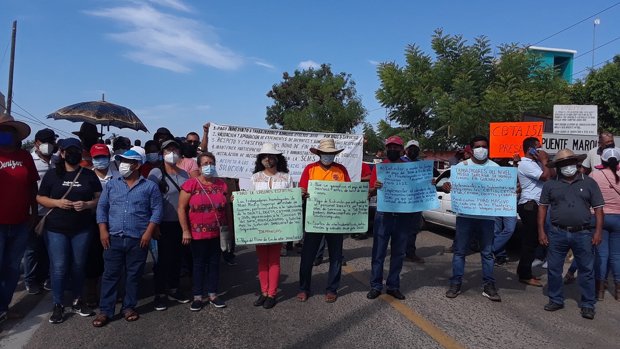 Trabajadores de escuelas a nivel medio superior se manifiestan en Guerrero