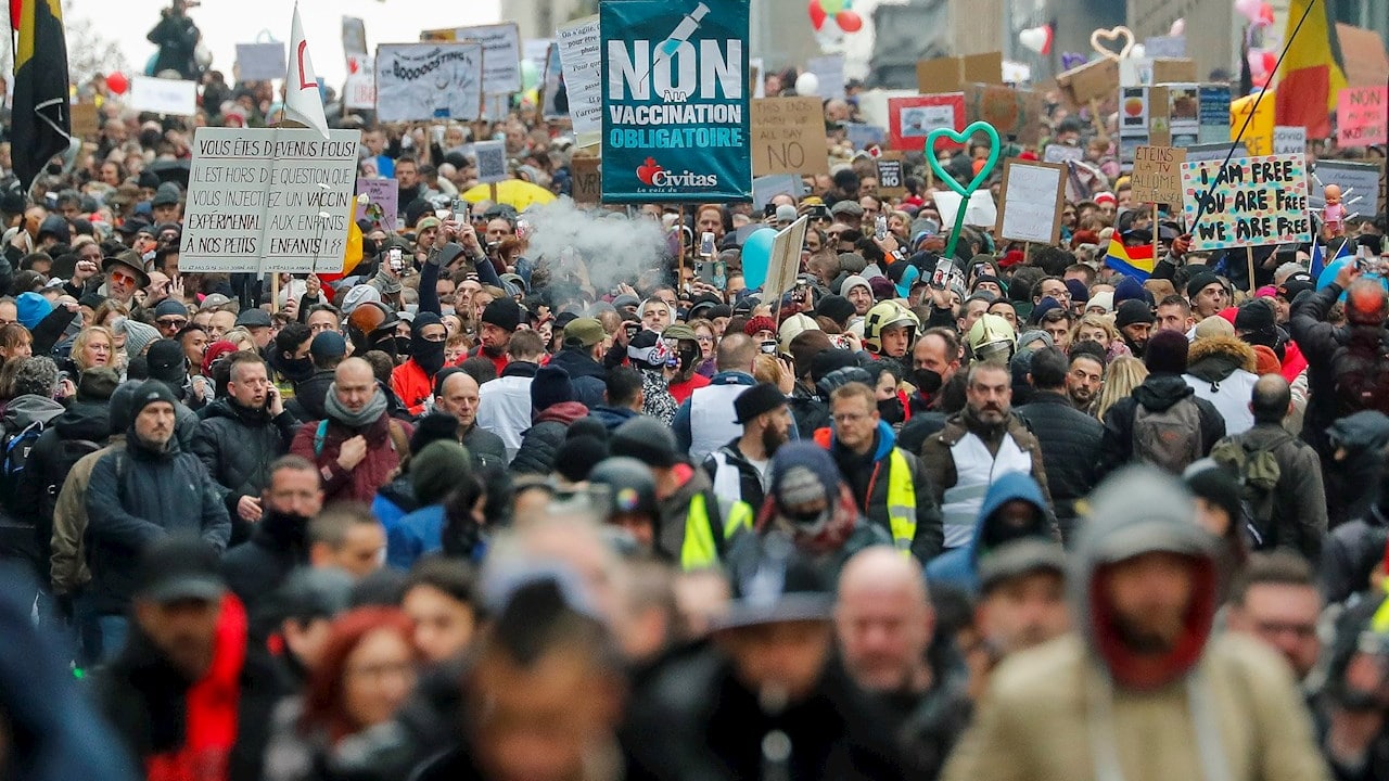Miles de personas se manifiestan en Bruselas contra el pasaporte covid