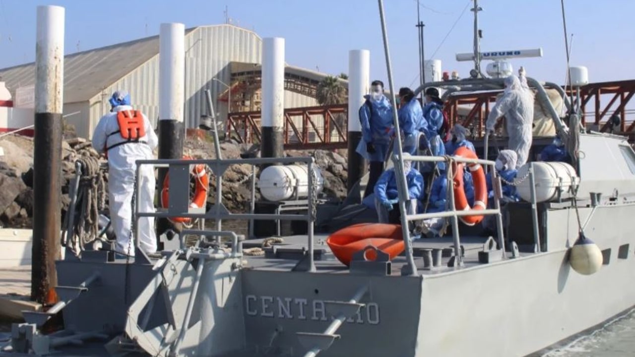 Elementos de la Armada de México auxilian a tripulantes de buque con síntomas graves de covid