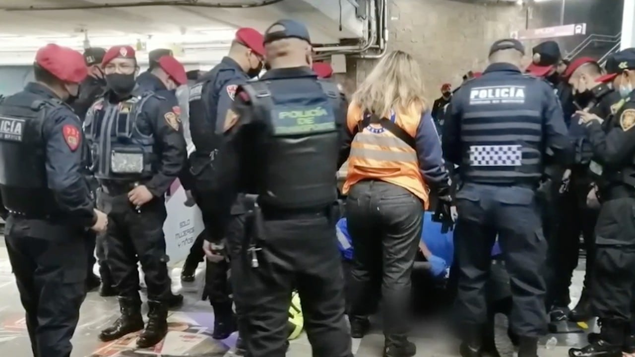 Elemento de la Policía bancaria resultó herido tras recibir el impacto de un convoy del Metro de la CDMX (FOROtv)