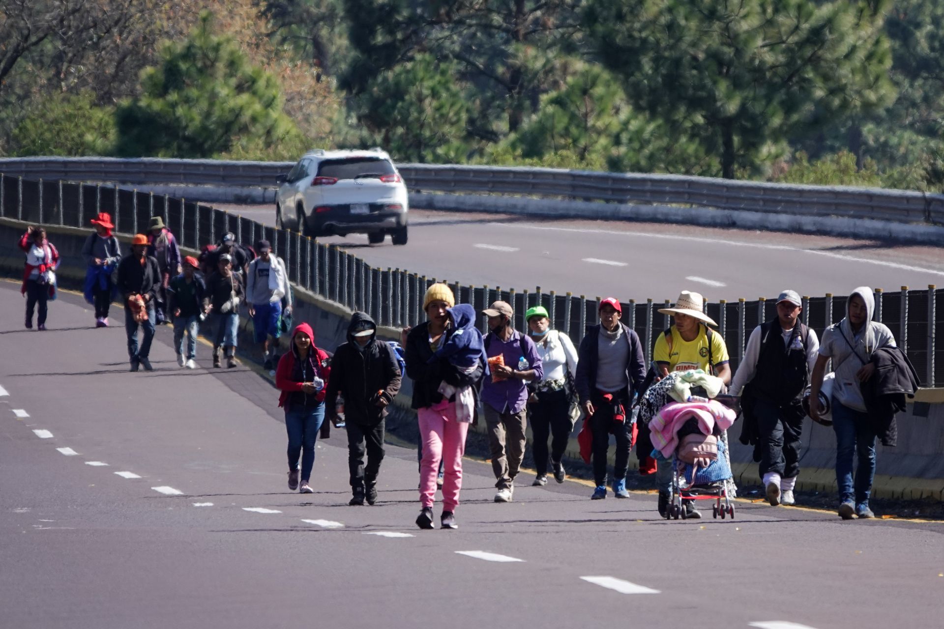 Peregrinos y migrantes se enfrentan en la autopista México-Puebla