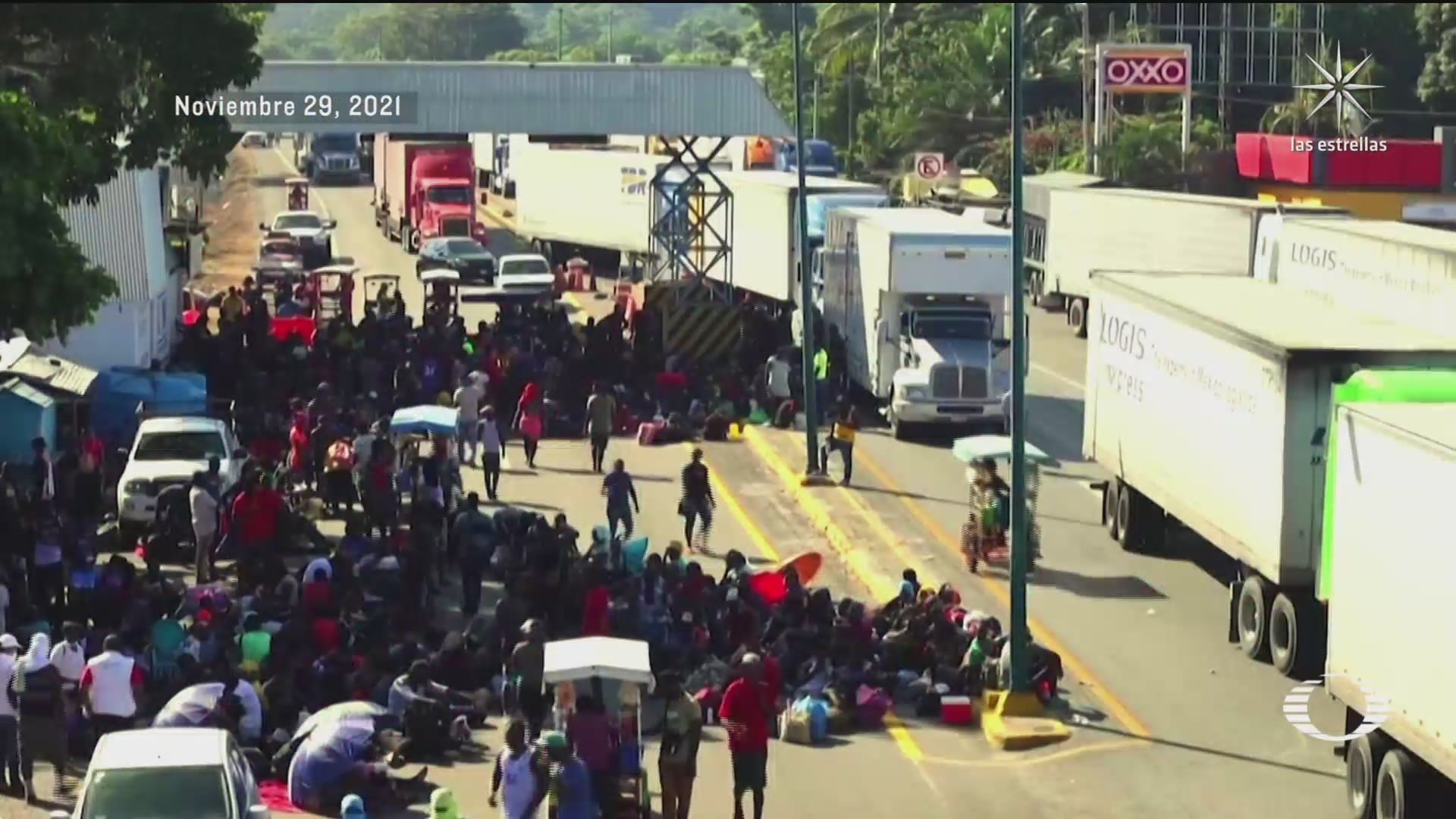 migrantes bloquean carreteras en chiapas para presionar a las autoridades