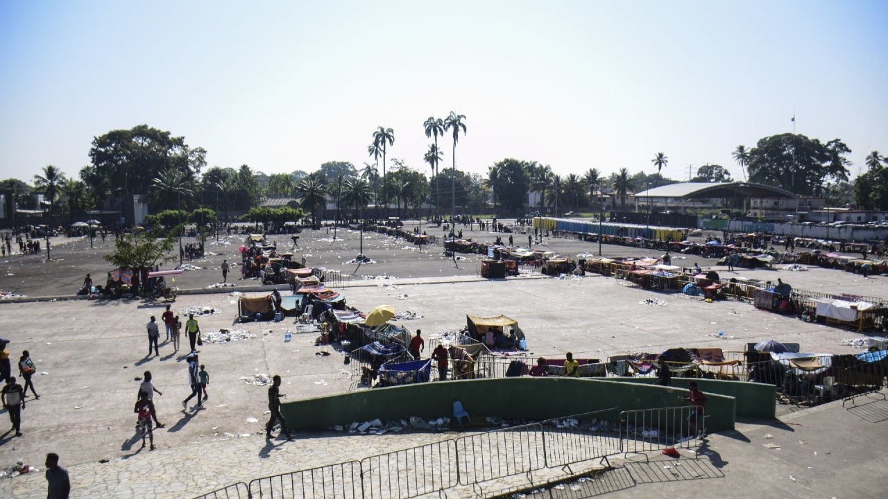 Migrantes en Chiapas convierten explanada de estadio en campamento de refugiados.