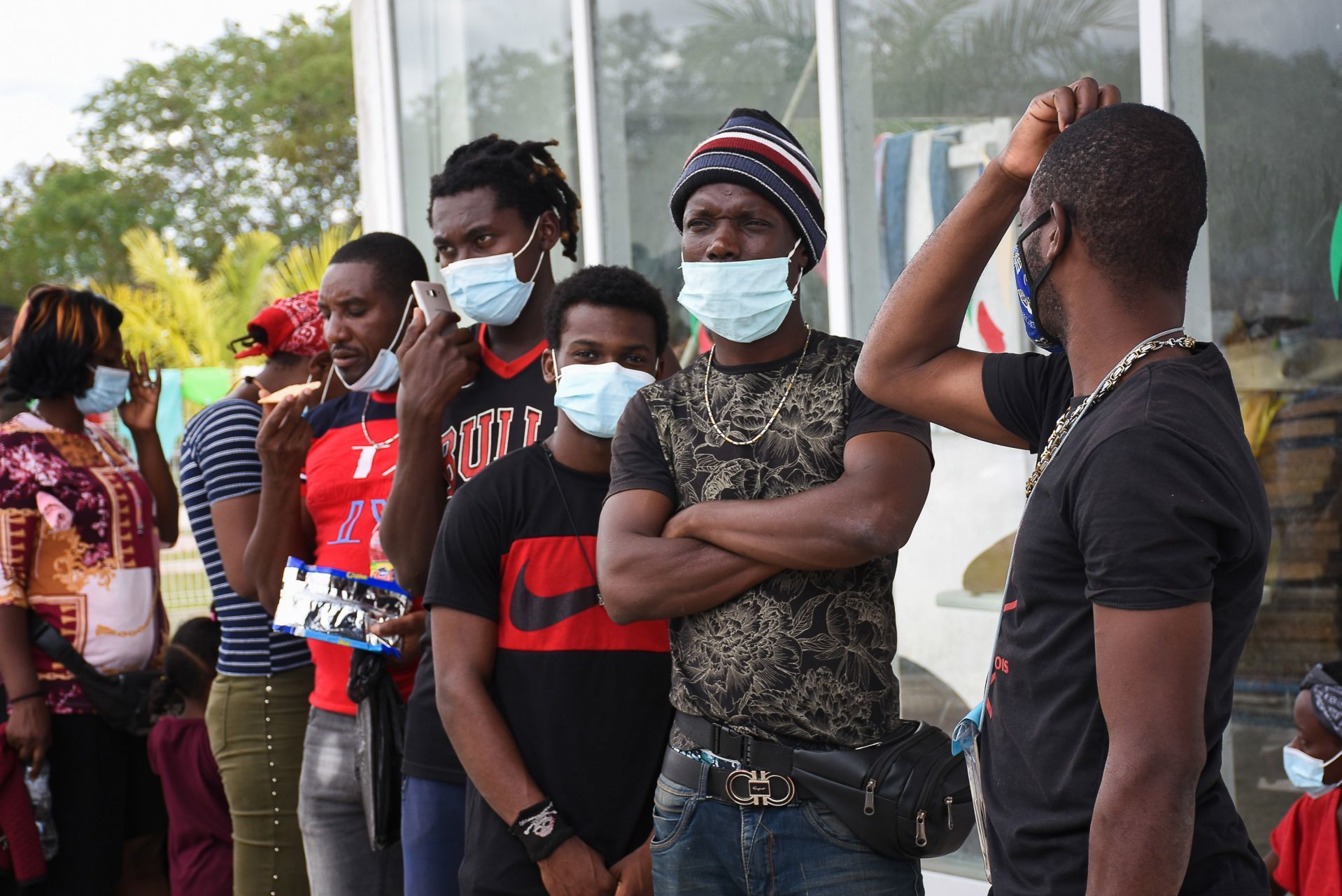 Migrantes de origen haitiano que fueron trasladados desde Chiapas fueron albergados en el Centro Deportivo de Alto Rendimiento en Campeche, en espera de recibir por parte del INM una visa humanitaria.