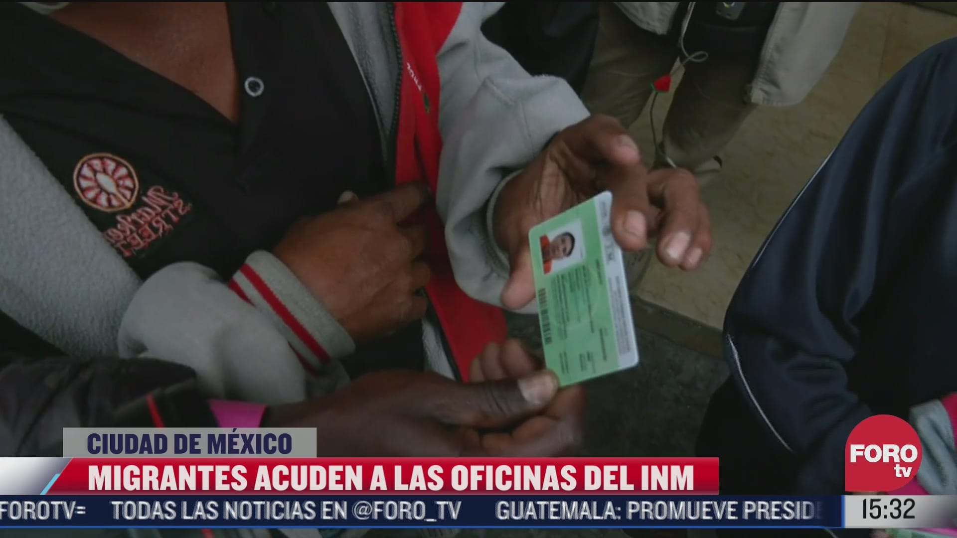 migrantes reciben tarjetas humanitarias en oficinas del inm