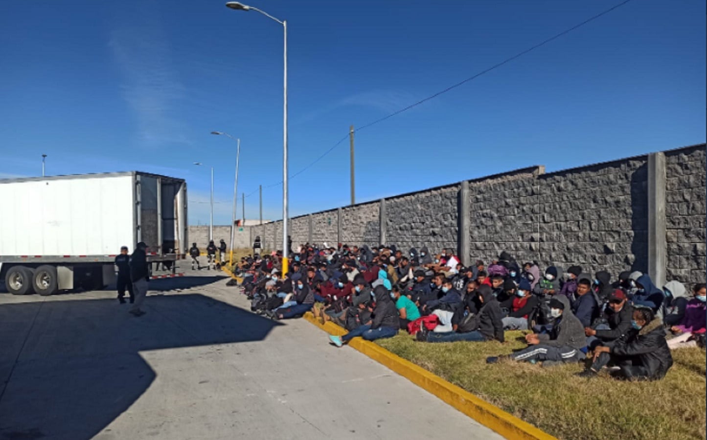 Rescatan a 210 migrantes que viajaban hacinados en Puebla