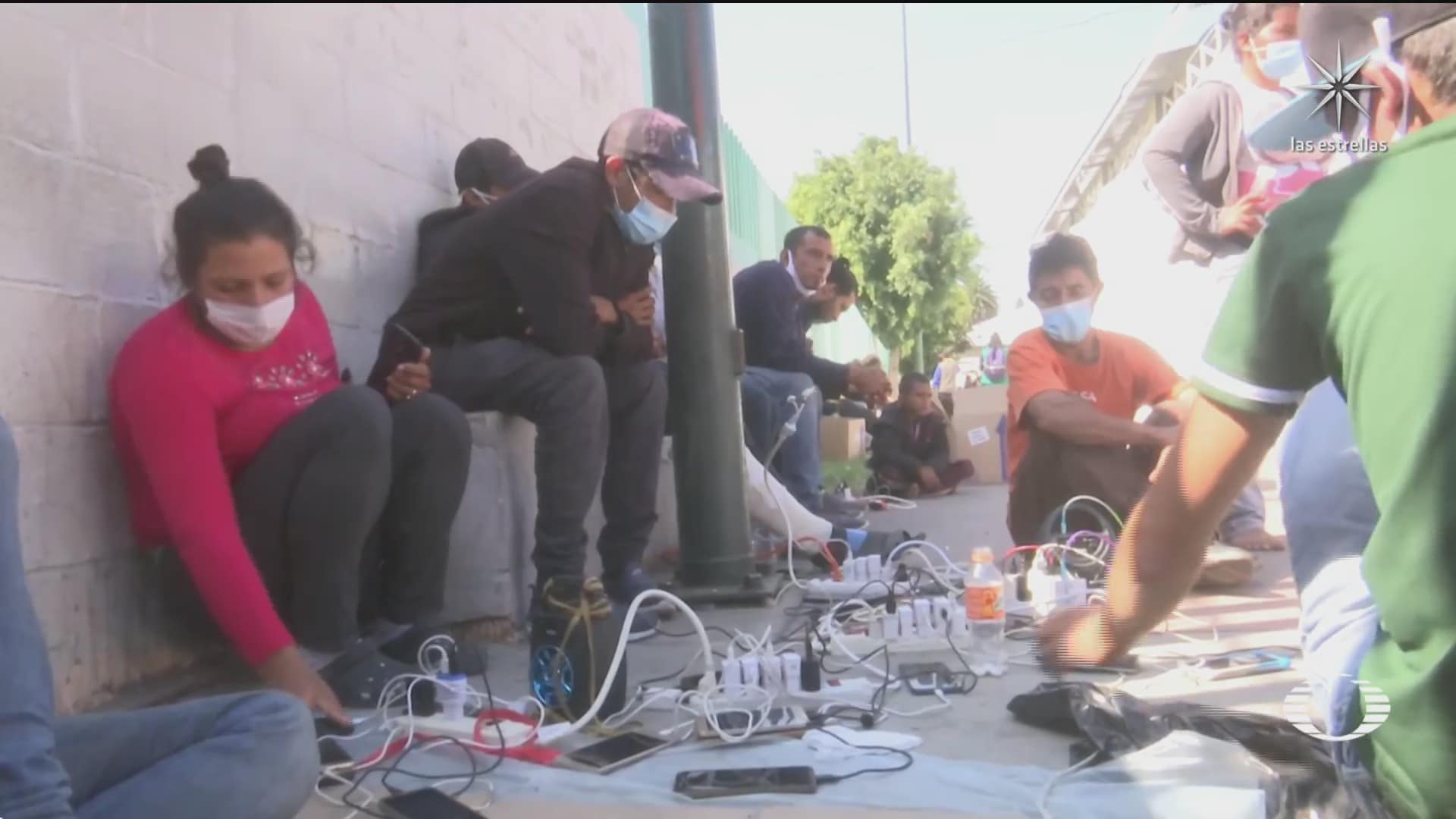migrantes se organizan para mantener la bateria de sus celulares