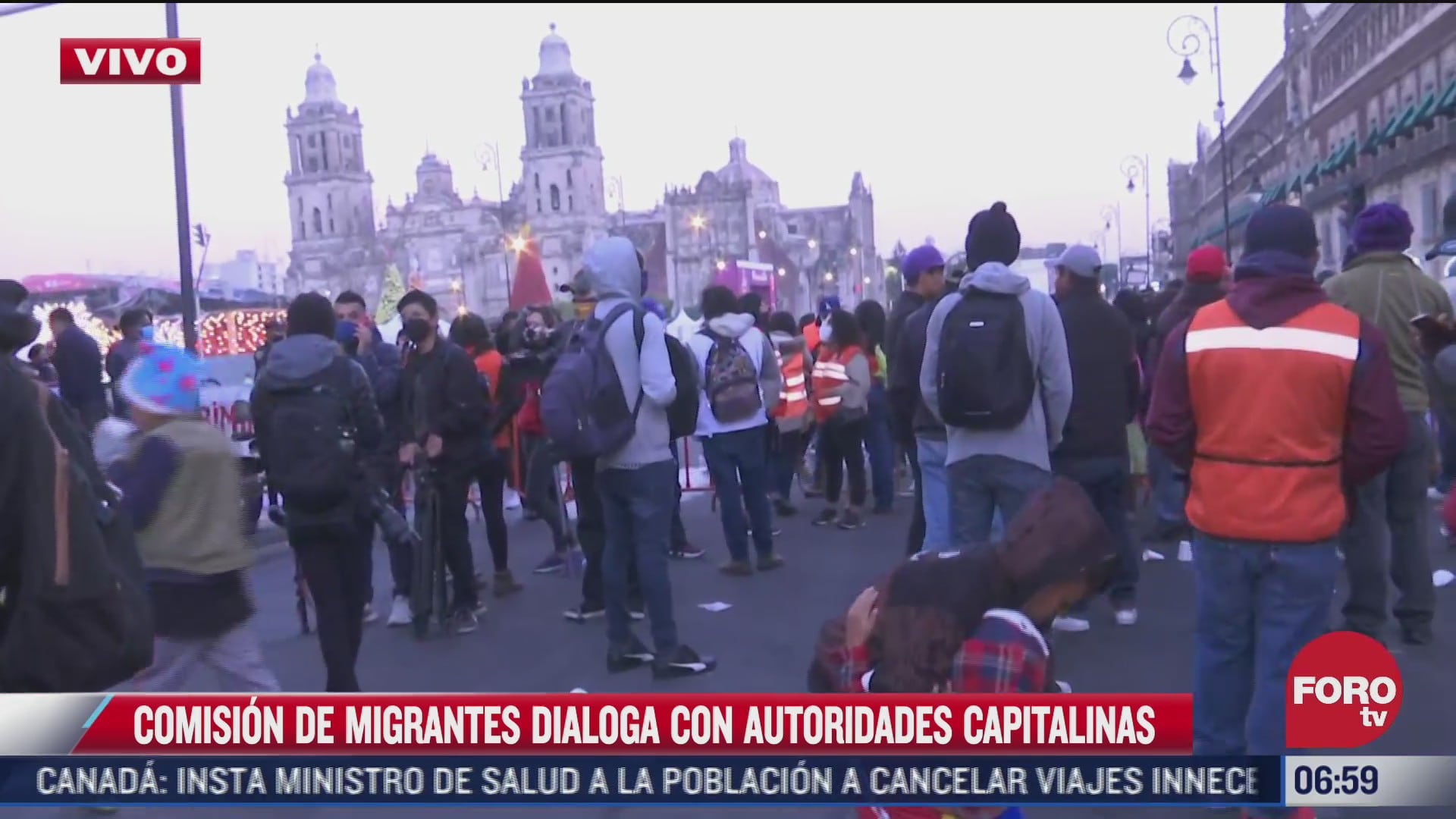 migrantes se reunen con autoridades de la cdmx en el centro historico