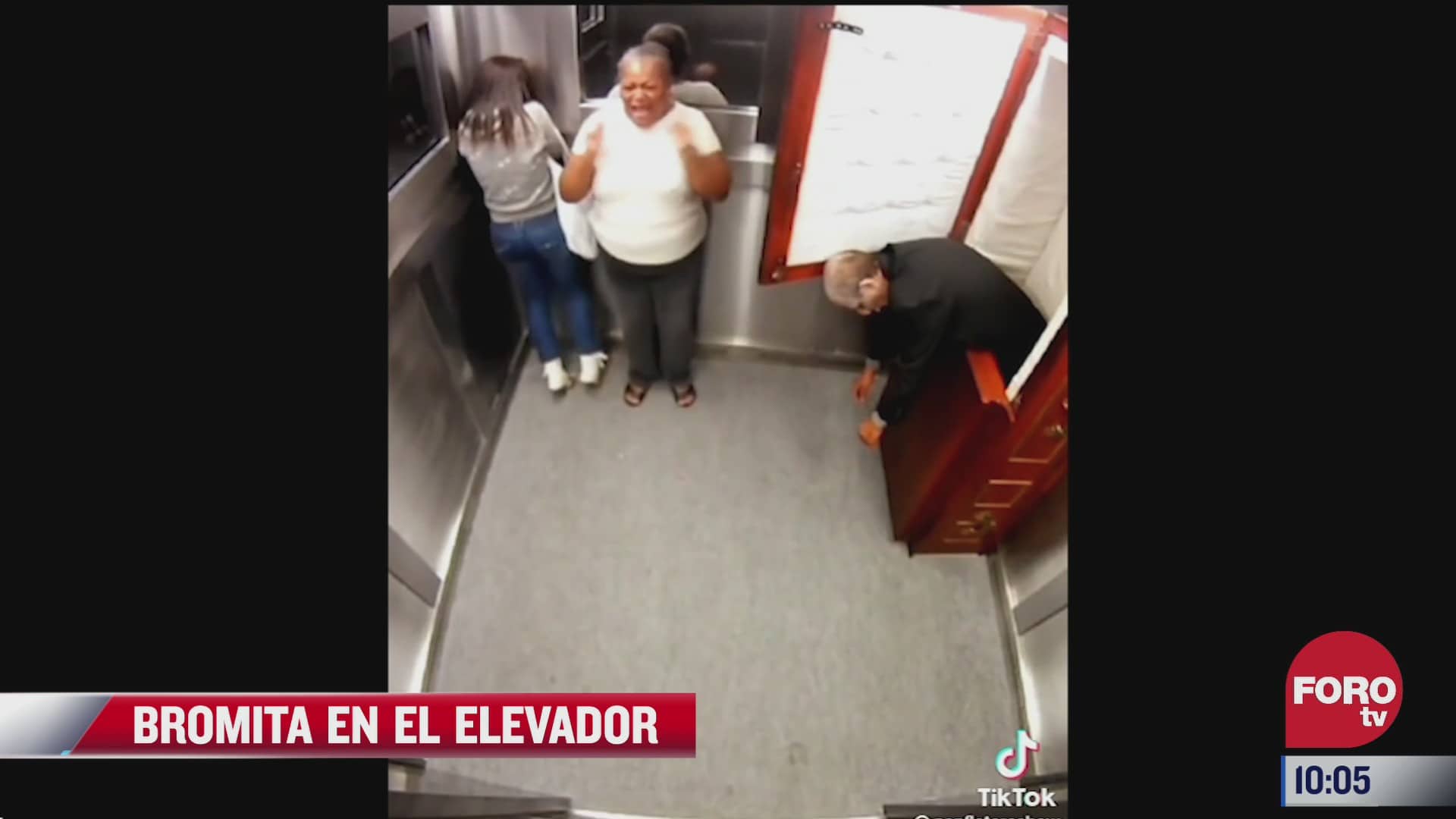 muerto sorprende a mujeres en un elevador