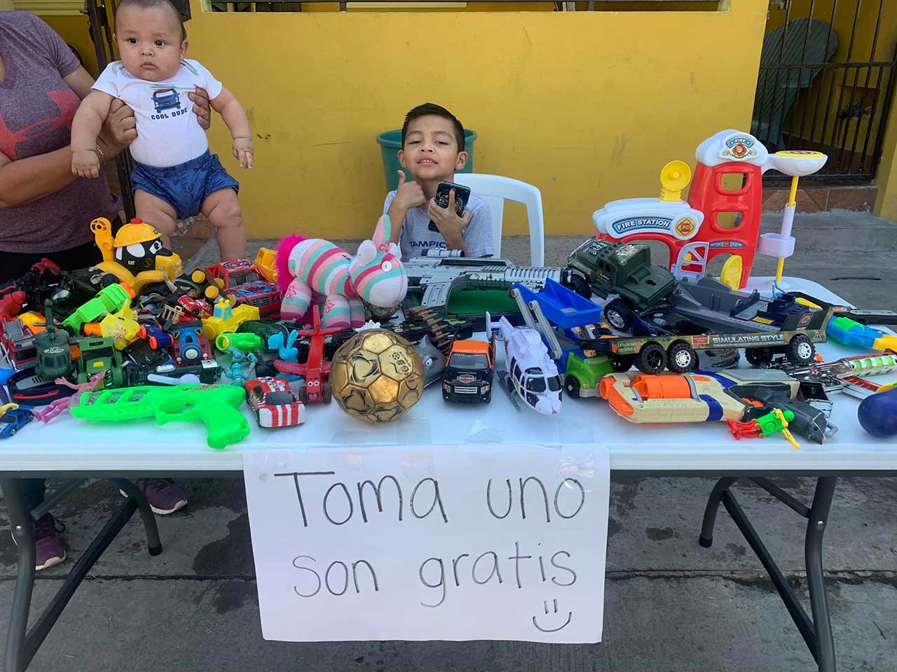 Niño dona sus juguetes a quienes no recibieron en Navidad