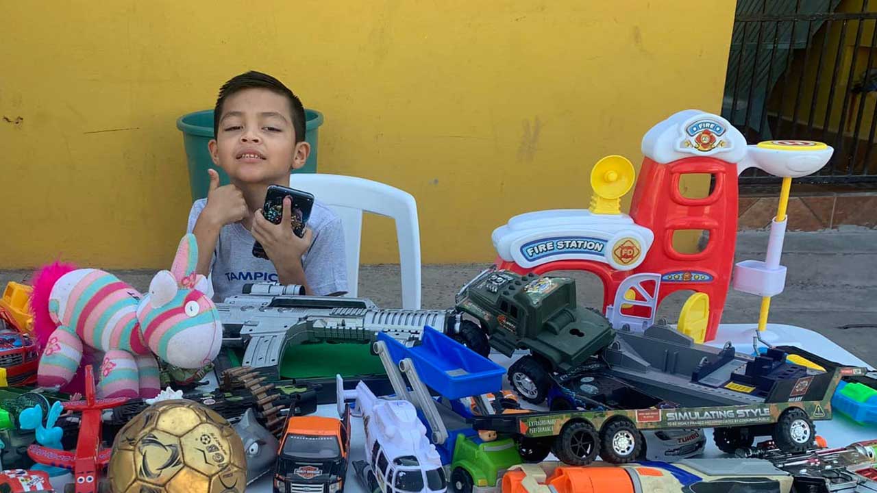 Niño dona sus juguetes a quienes no recibieron en Navidad