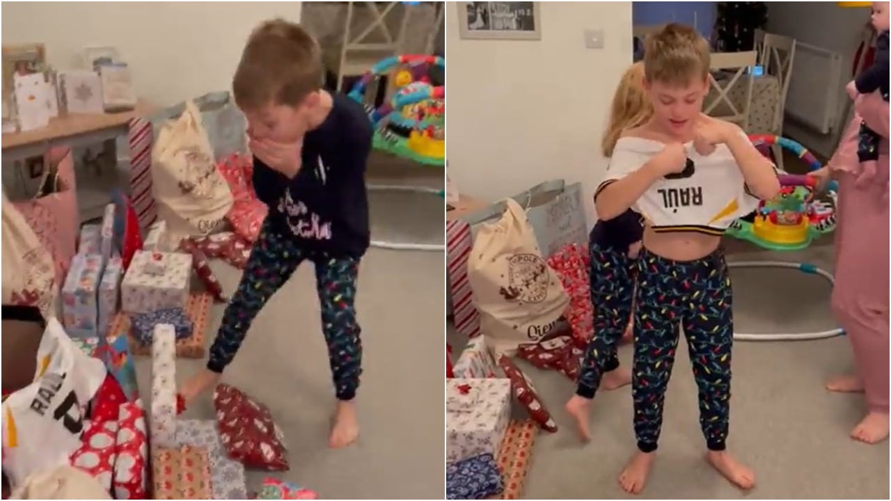 Niño recibe playera de Raúl Jiménez como regalo de Navidad y reacción en video se hace viral