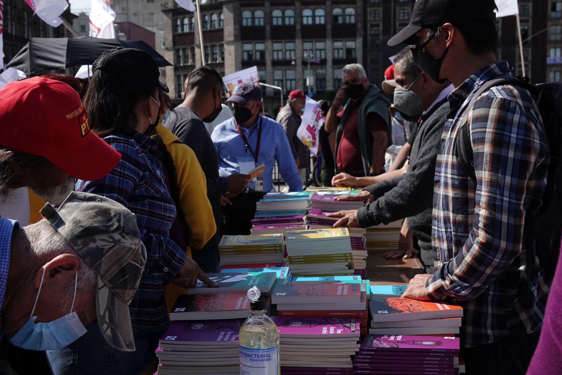 Miles de personas arribaron al Zócalo de la CDMX para escuchar a AMLO y tuvieron un libro como obsequio (Cuartoscuro)