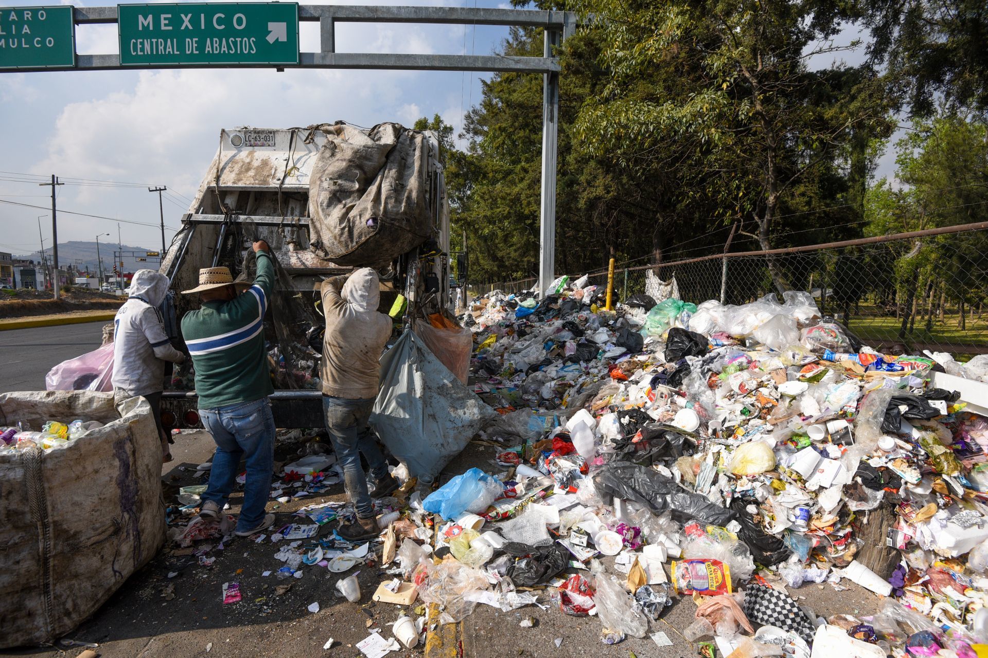 Pagarán aguinaldo a trabajadores de limpia de Toluca en 2022; alcalde dice que no hay recursos