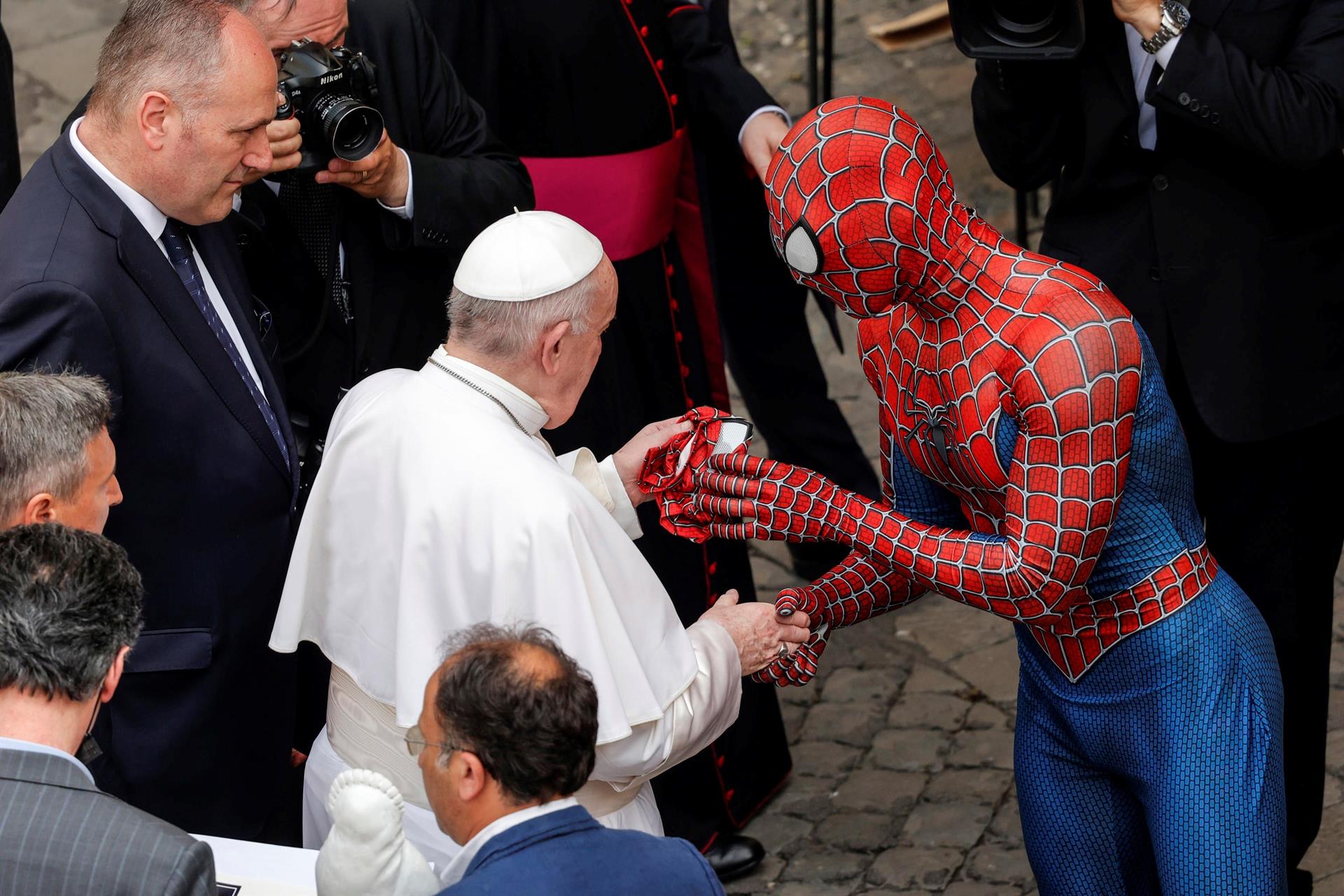 El papa Francisco recibe un regalo de un hombre disfrazado de Spiderman (EFE)