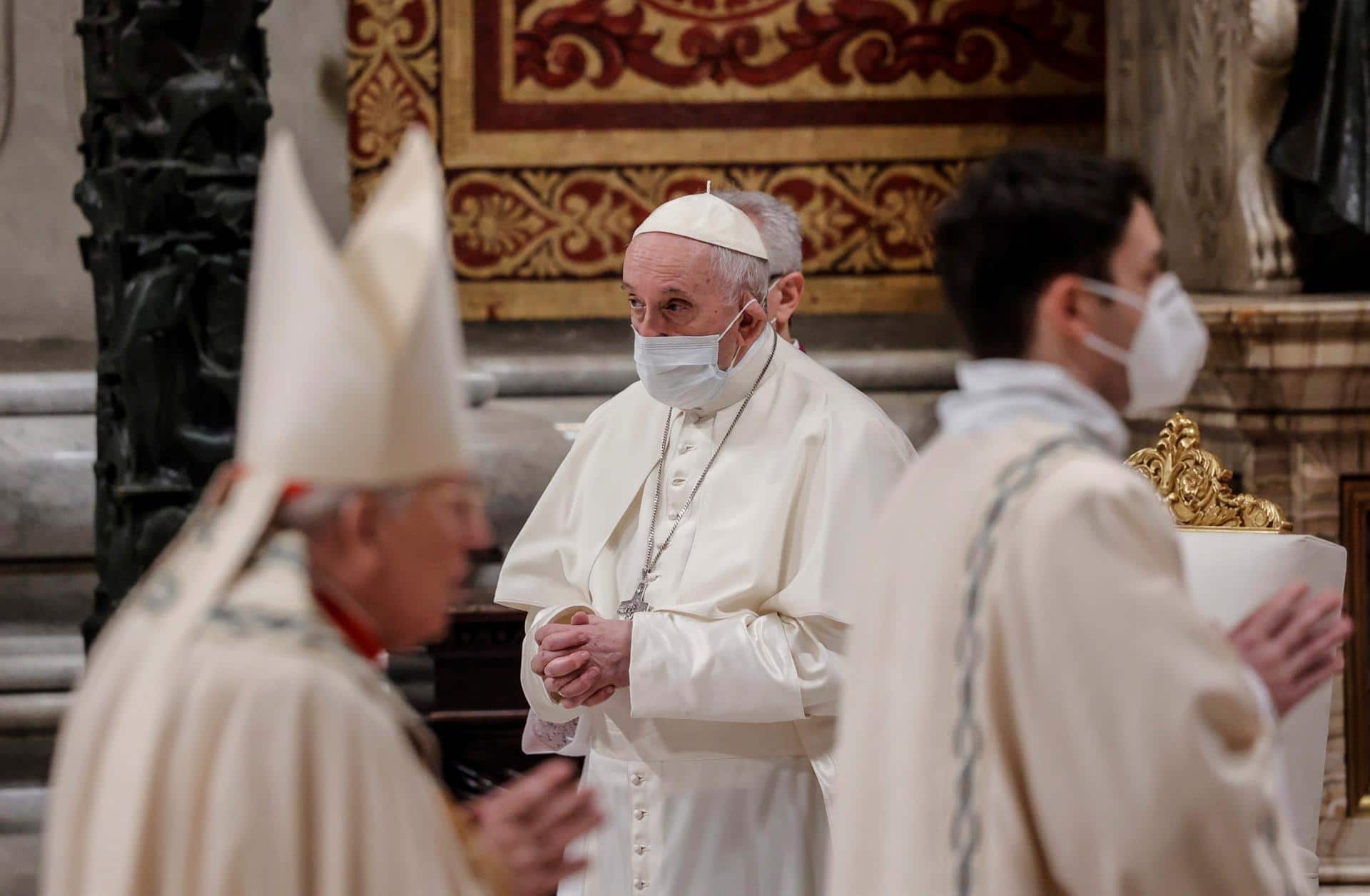 El Papa Francisco celebra las Primeras Vísperas y el Te Deum, rito de acción de gracias por el fin de año, en la Basílica de San Pedro (EFE)
