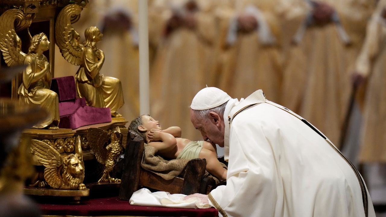 Papa Francisco celebra Misa de Gallo por Navidad; pide trabajos dignos y seguros
