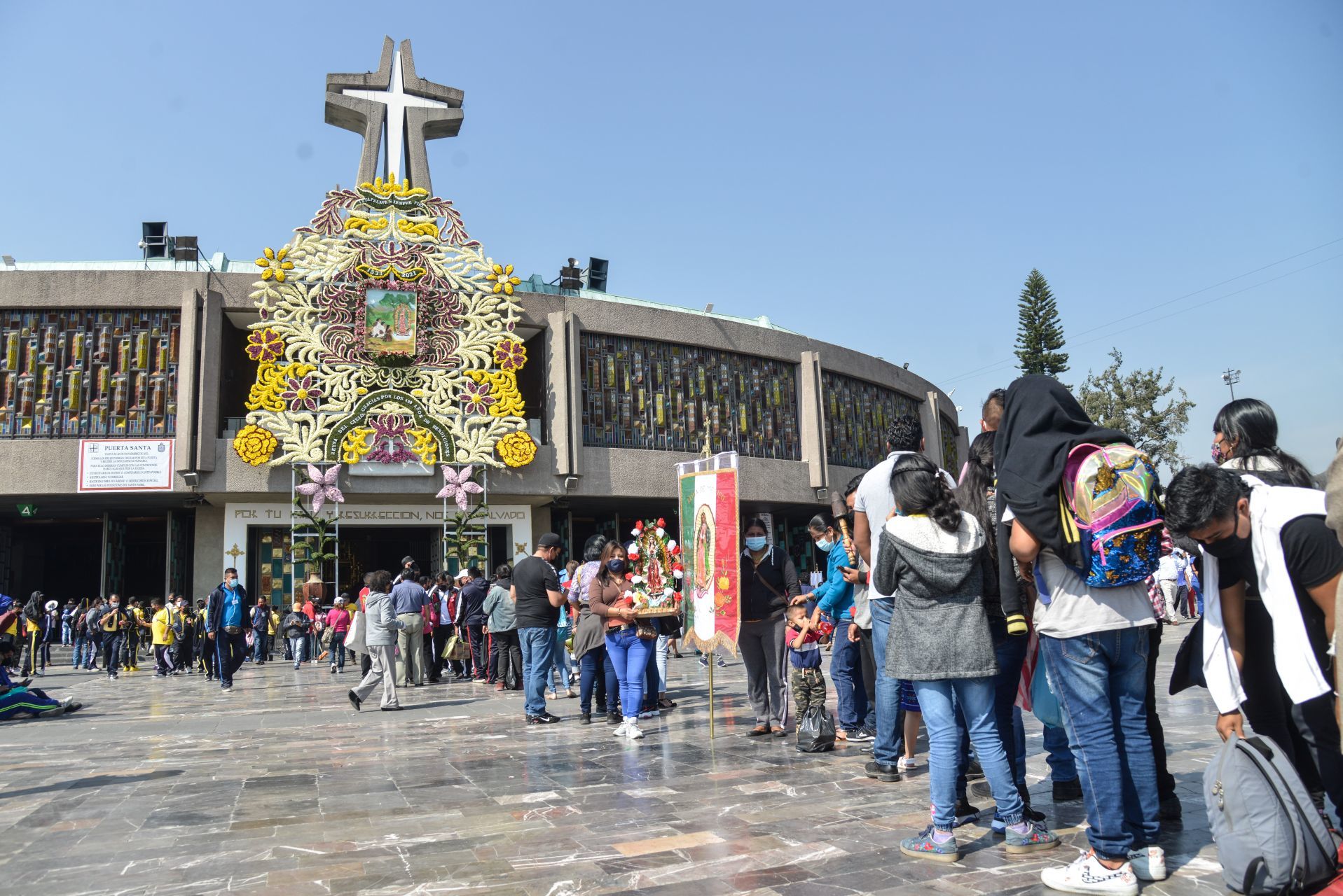 Miles de peregrinos llegan a la Basílica de Guadalupe con un ambiente de esperanza