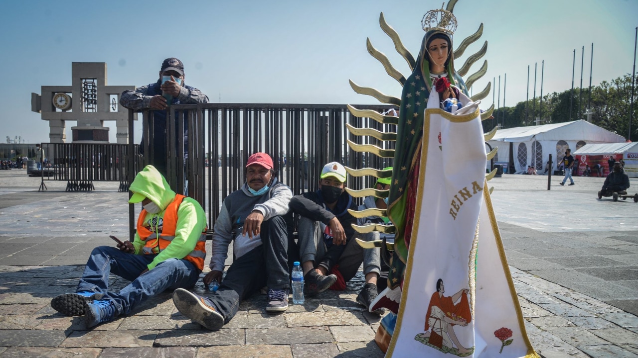 Peregrinos descansan en el atrio de la Basílica de Guadalupe