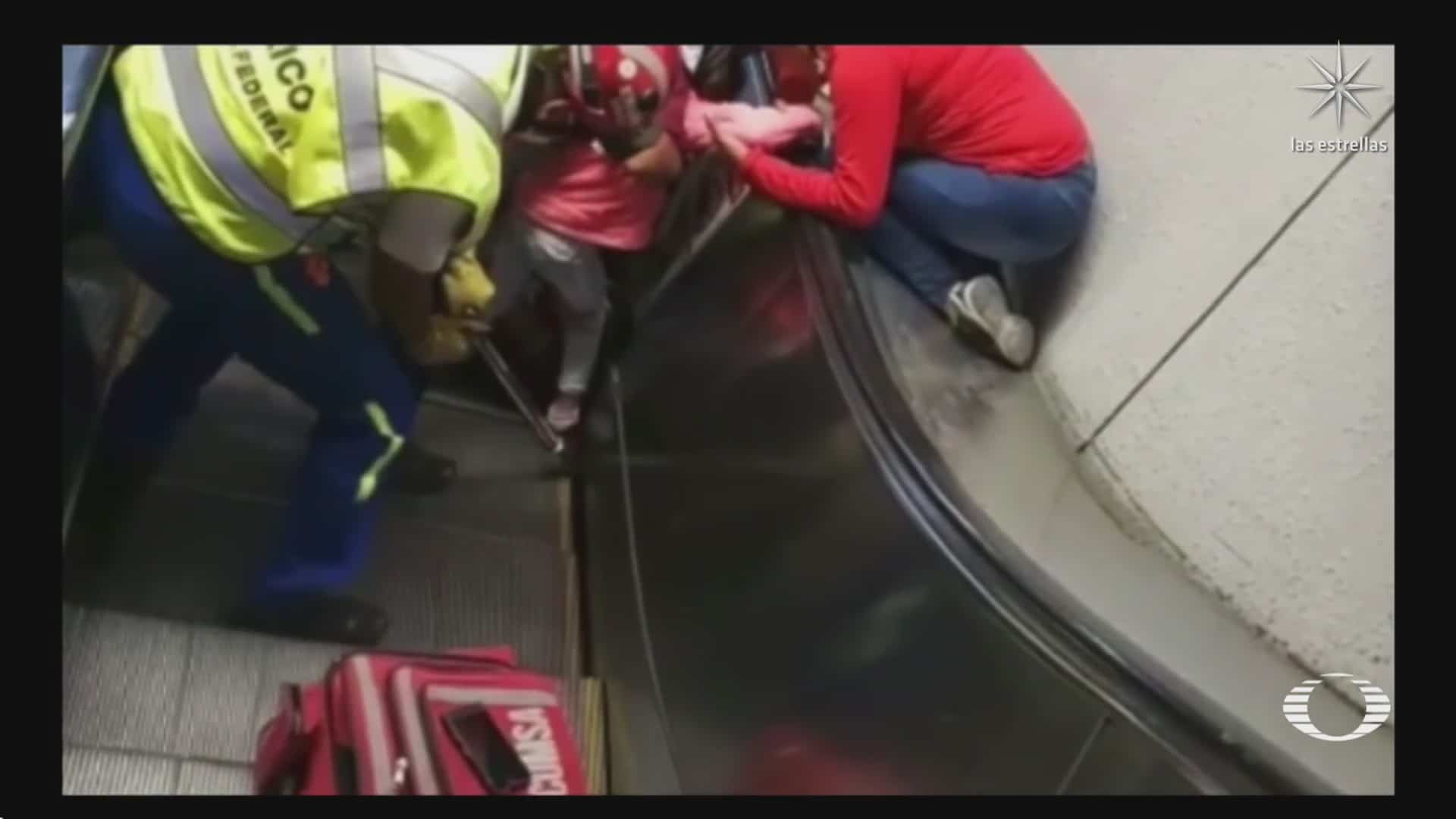 pie de nina se atora en escalera electrica del metro jamaica