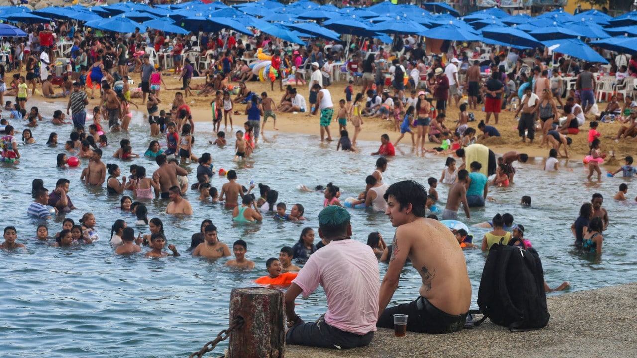 Turistas reponen energía en playas de Acapulco, Guerrero, tras fiestas de Navidad