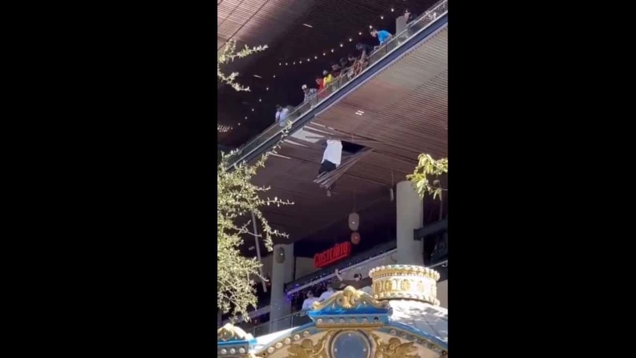 Video: Cae hombre de tercer piso en plaza comercial de San Nicolás, Nuevo León