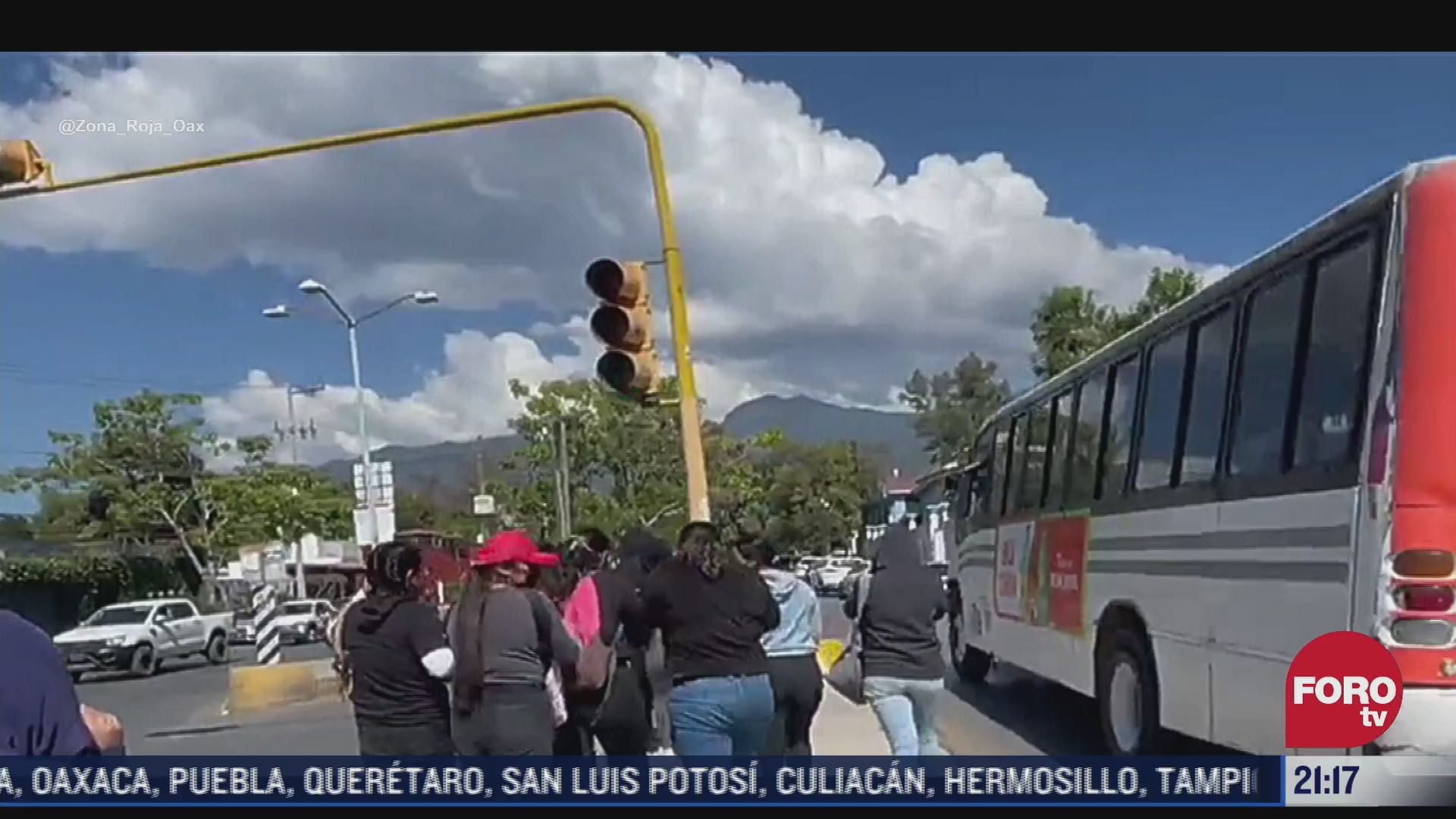 policia de oaxaca somete a normalistas que pretendia retener autobus de pasajeros