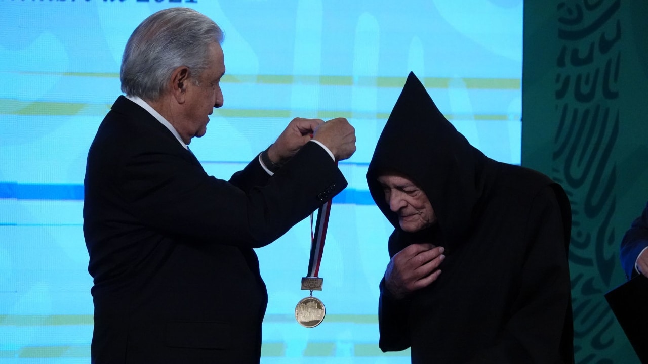 El presidente Andrés Manuel López Obrador hizo entrega del Premio Nacional de Arquitectura 2020 al arquitecto Fray Gabriel Chávez de la Mora.