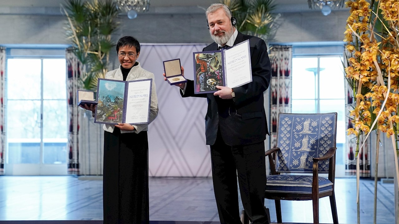 Los periodistas Maria Ressa y Dmitri Muratov recibieron este viernes el premio Nobel de la Paz en el ayuntamiento de Oslo
