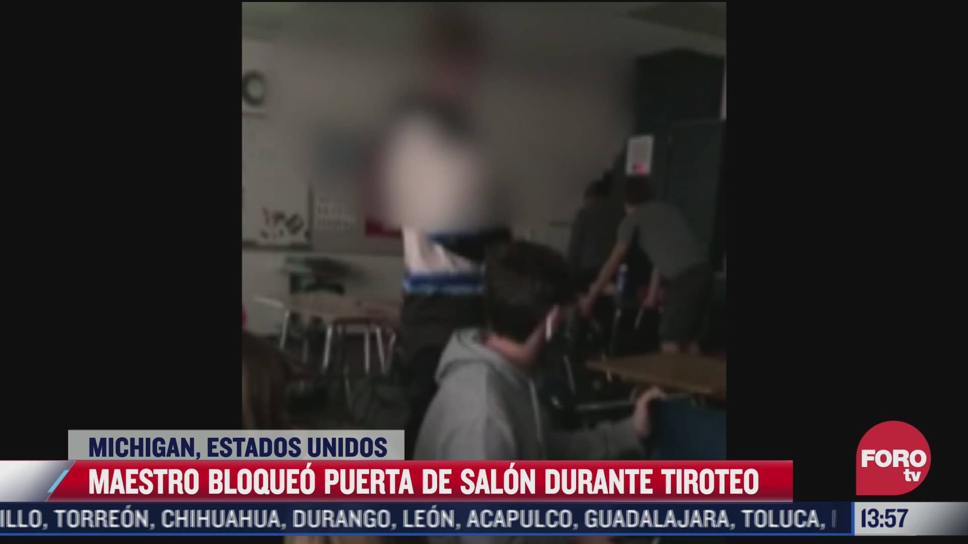 profesor bloqueo puerta con escritorios durante tiroteo