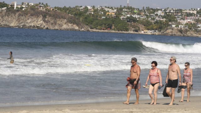 Bañistas locales y extranjeros disfrutan de las playas de Puerto Escondido