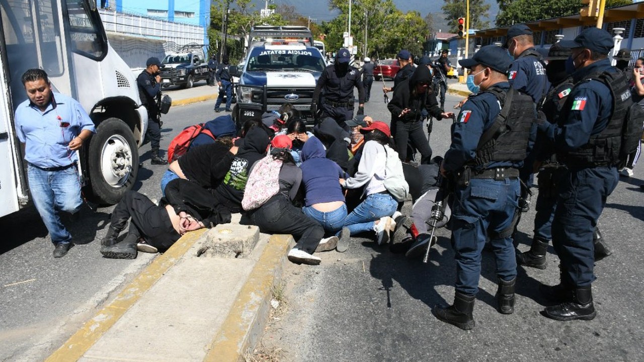 Policía de Oaxaca somete a normalistas que pretendía retener autobús de pasajeros
