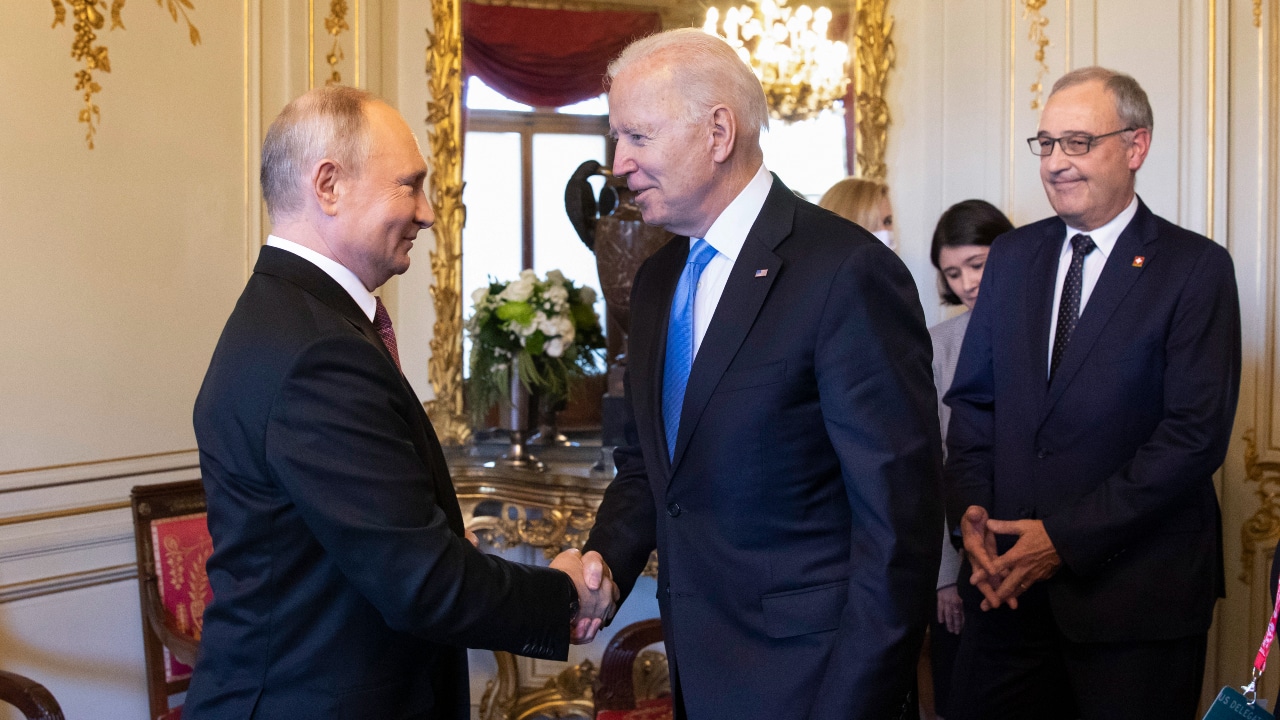 Los presidentes de Rusia, Vladimir Putin, y de EEUU, Joe Biden, se saludan en su reunión celebrada en Ginebra