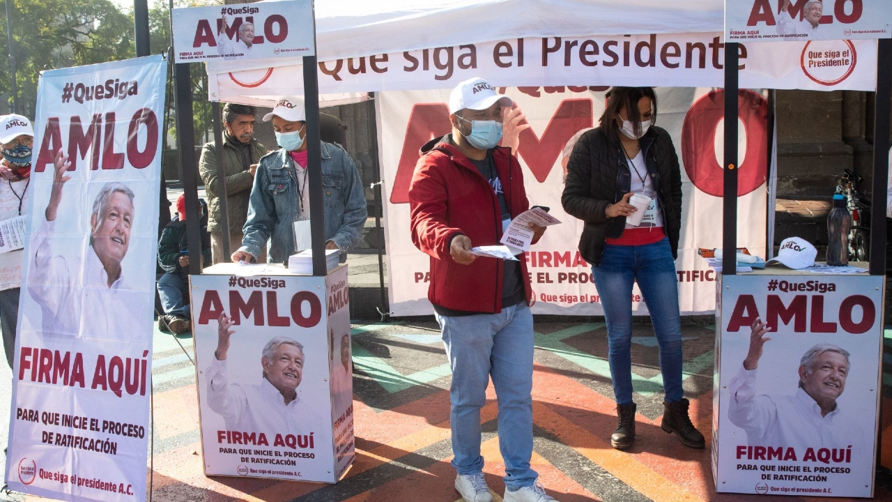 Simpatizantes del presidente Andrés Manuel López Obrador recaban firmas para apoyar la ratificación de su mandato.