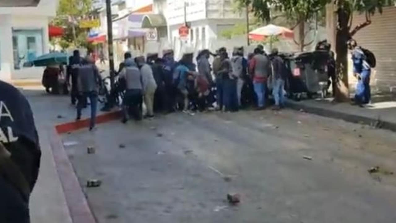 Se enfrentan comerciantes ambulantes y policías en Tuxtla Gutiérrez, Chiapas. Fuente: