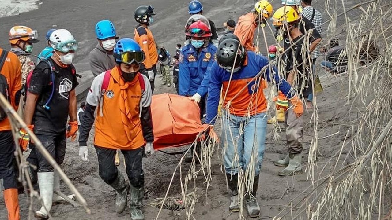 Erupción del volcán Semeru en Indonesia suma 34 muertos