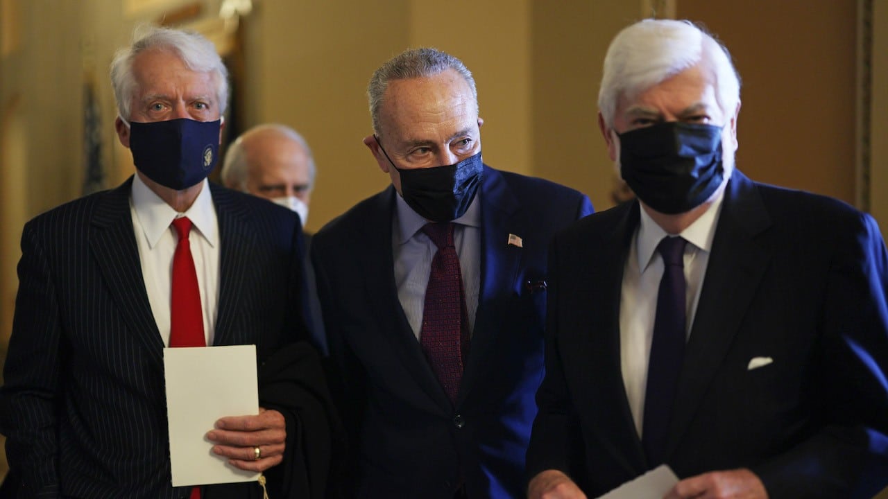 El líder de la mayoría en el Senado de los Estados Unidos, el senador Chuck Schumer (Centro) (Getty Images)