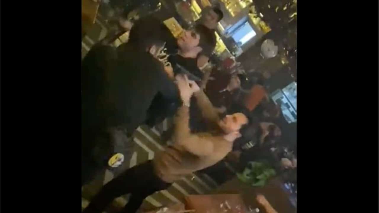 Video: Captan momento de balacera en bar de Culiacán, Sinaloa.