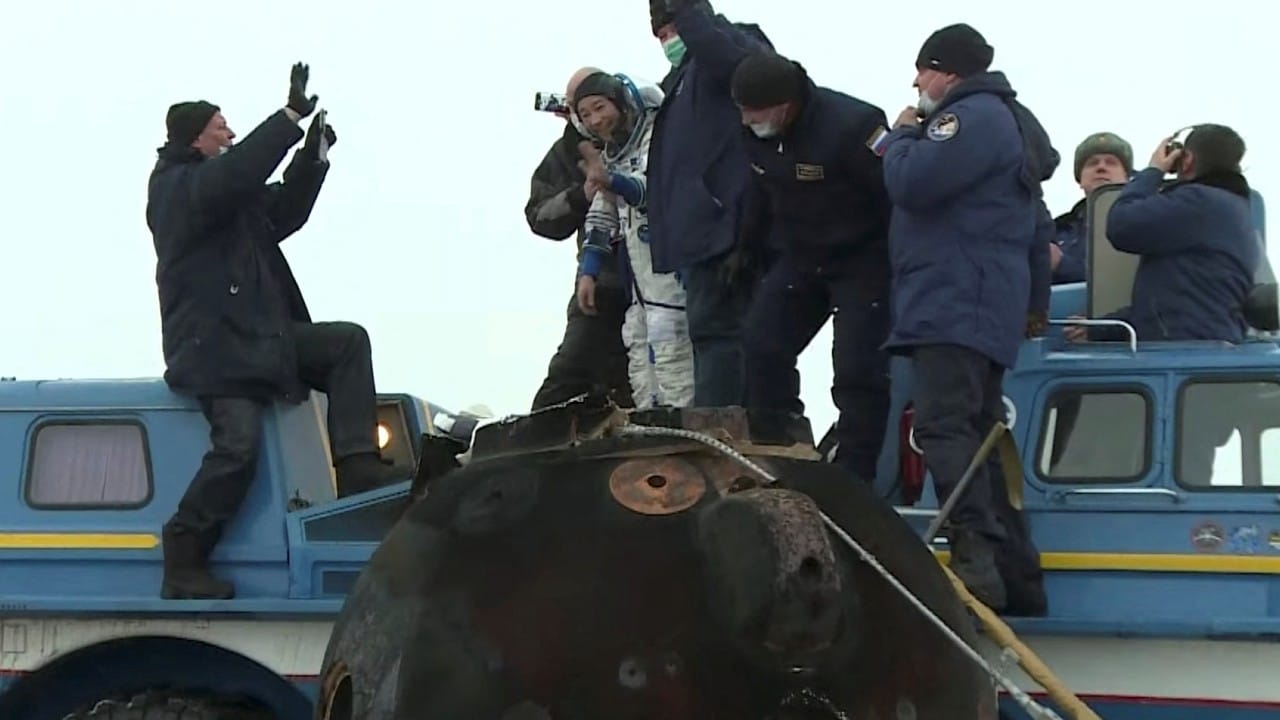 La nave Soyuz MS-20, con el multimillonario japonés Yusaku Maezawa y su asistente, regresa a la Tierra