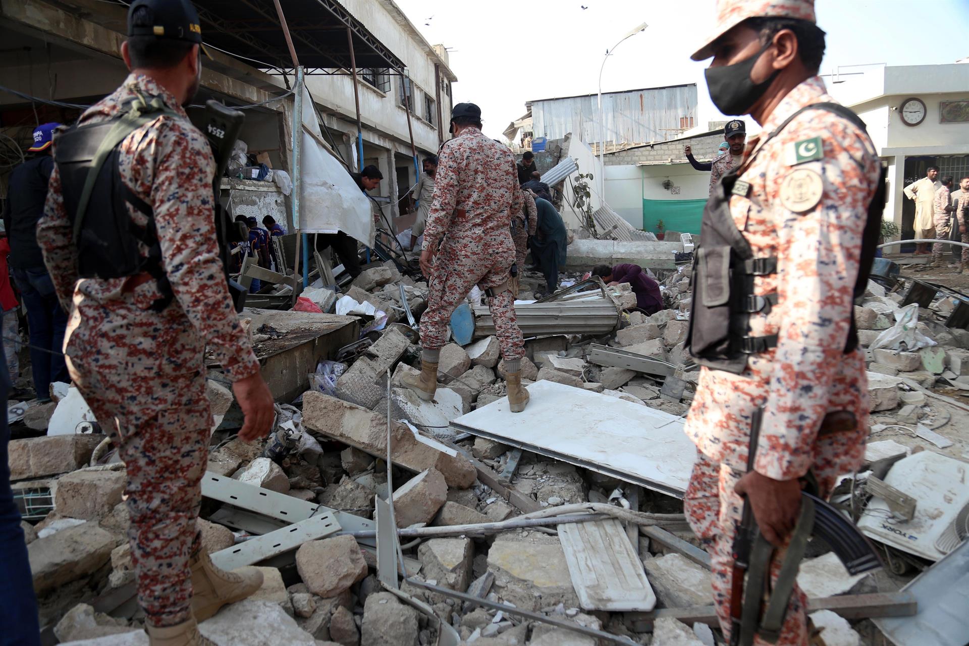 Sube a 17 la cifra de los muertos al derrumbarse un edificio en Pakistán
