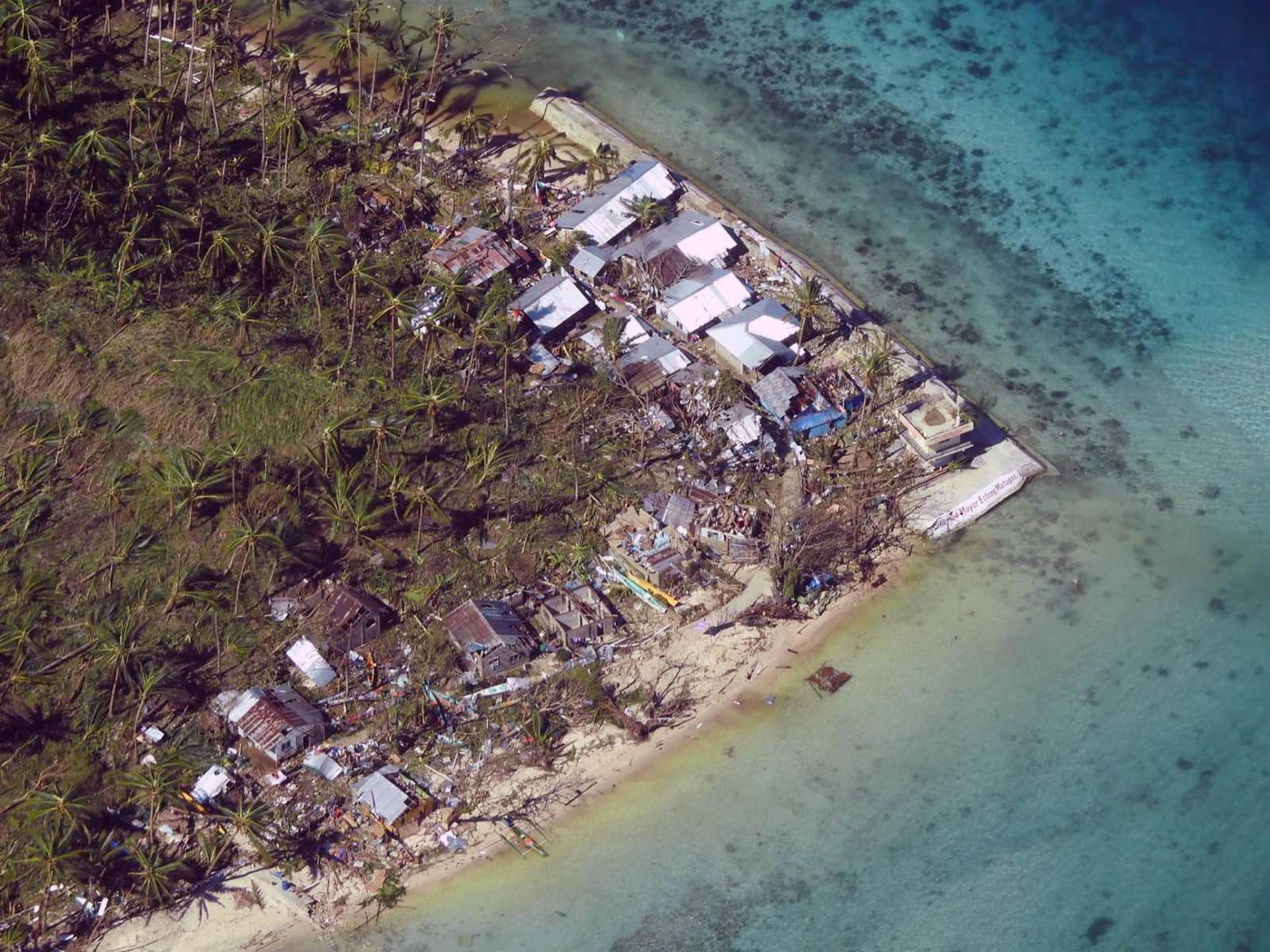 Sube a 30 el número de muertos por potente tifón Rai en Filipinas