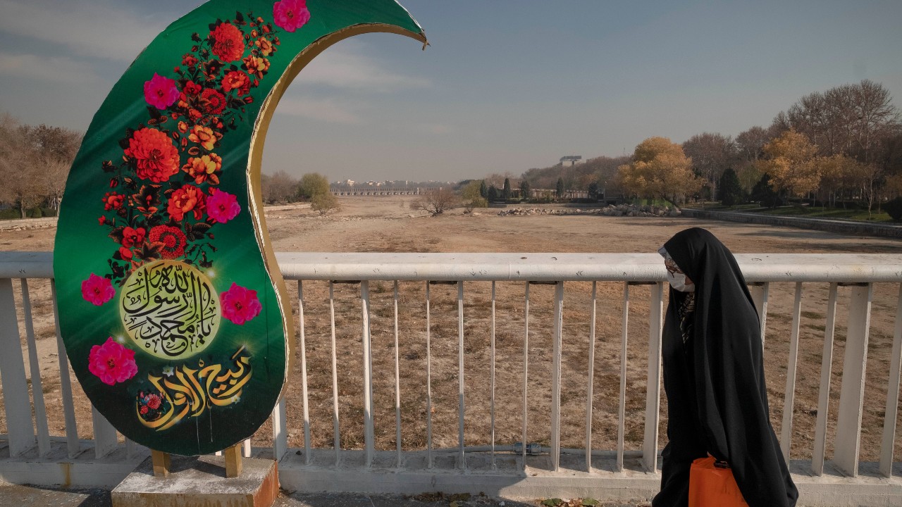 Los talibanes prohíben a las mujeres viajar sin un acompañante